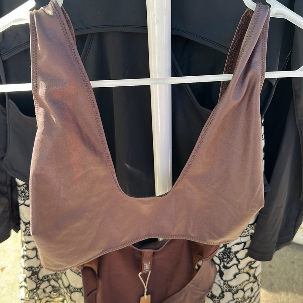SKIMS BODYSUIT NWT - Picture 2 of 5